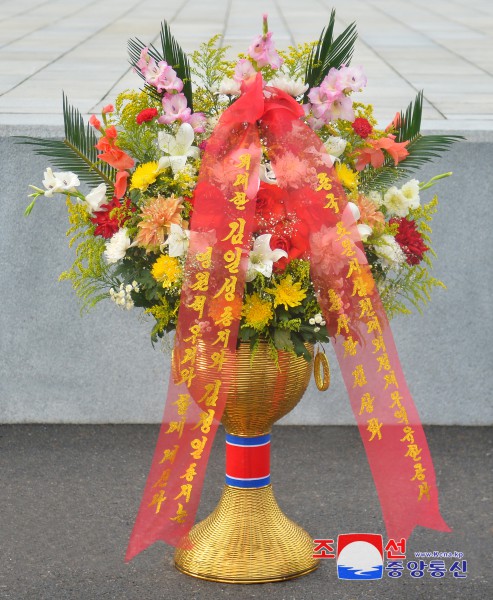 Floral Baskets to Statues of Great Leaders from Abroad