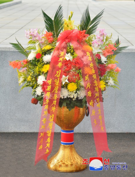 Floral Baskets to Statues of Great Leaders from Abroad