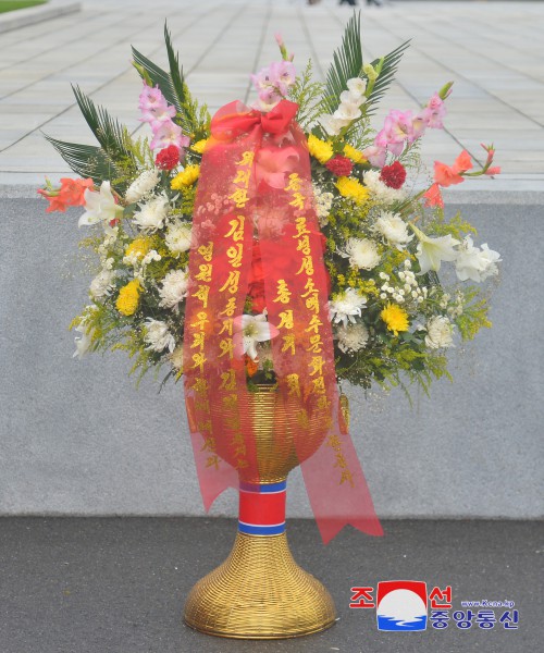 Floral Baskets to Statues of Great Leaders from Abroad