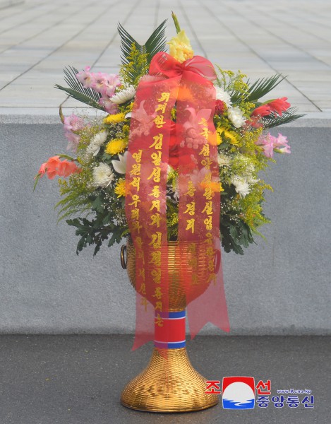 Floral Baskets to Statues of Great Leaders from Abroad