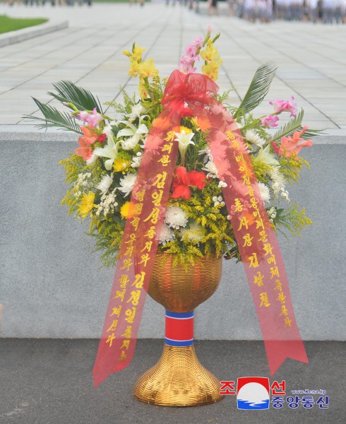 Floral Baskets to Statues of Great Leaders from Abroad