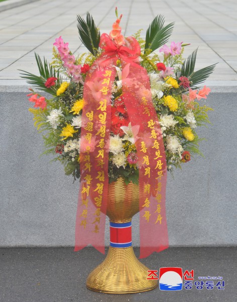 Floral Baskets to Statues of Great Leaders from Abroad