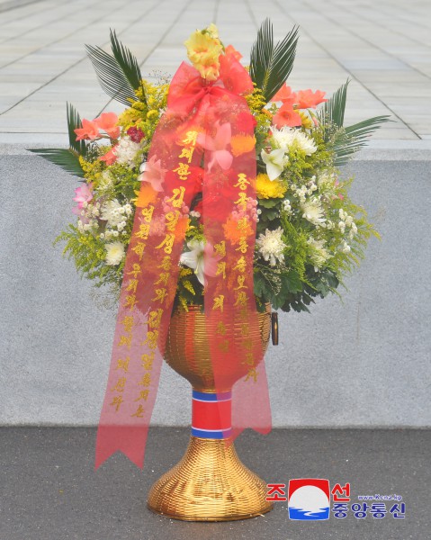 Floral Baskets to Statues of Great Leaders from Abroad