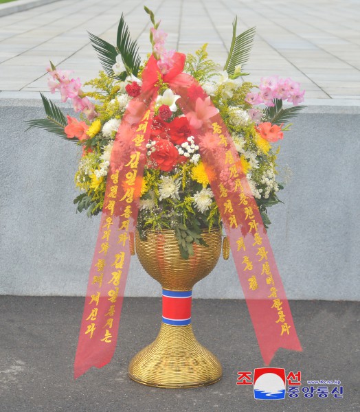 Floral Baskets to Statues of Great Leaders from Abroad