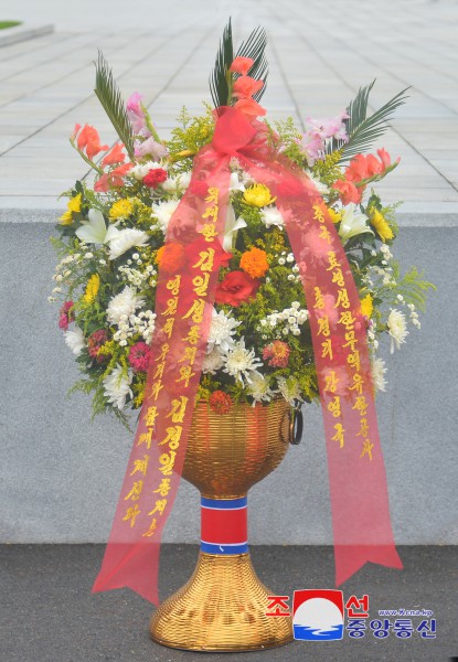 Floral Baskets to Statues of Great Leaders from Abroad