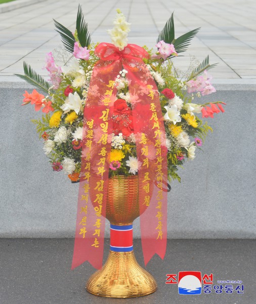 Floral Baskets to Statues of Great Leaders from Abroad