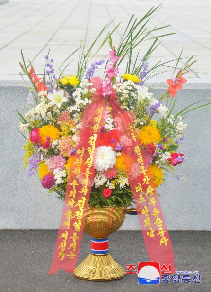 Floral Baskets to Statues of Great Leaders from Abroad