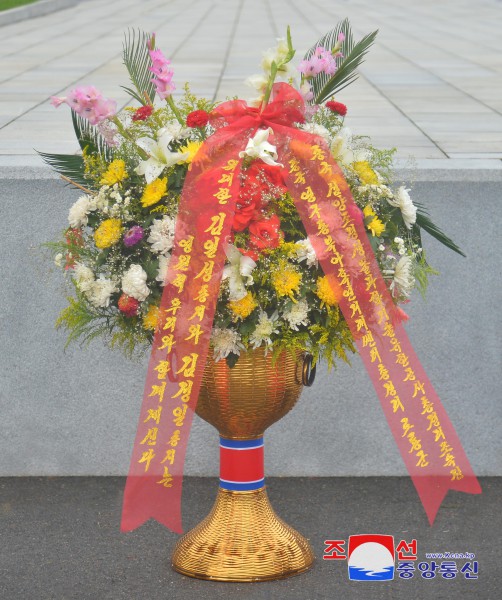 Floral Baskets to Statues of Great Leaders from Abroad