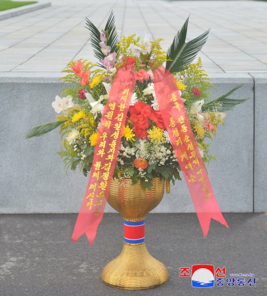 Floral Baskets to Statues of Great Leaders from Abroad