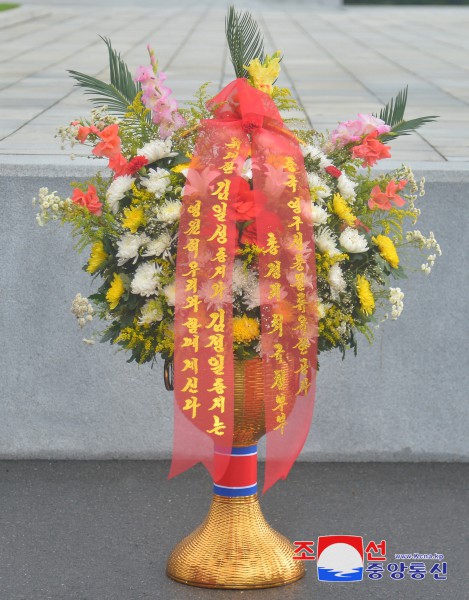 Floral Baskets to Statues of Great Leaders from Abroad