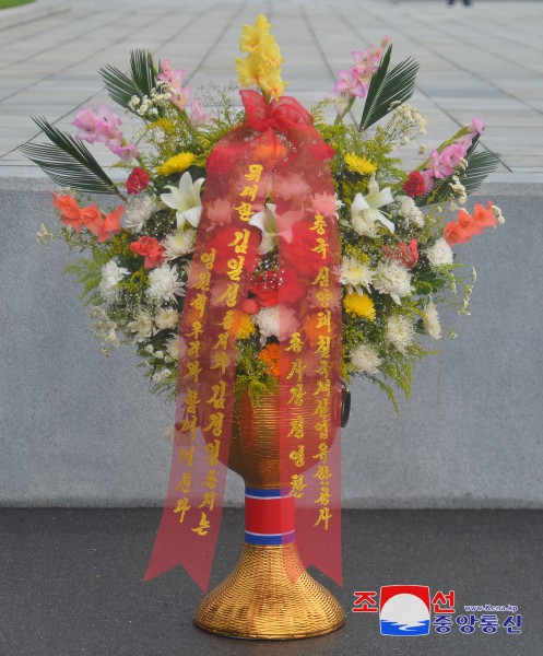 Floral Baskets to Statues of Great Leaders from Abroad