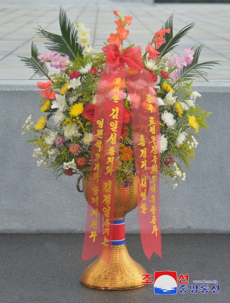 Floral Baskets to Statues of Great Leaders from Abroad