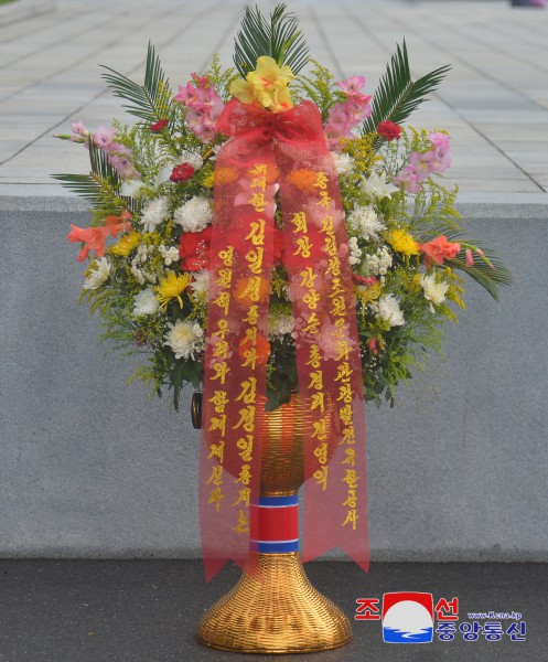 Floral Baskets to Statues of Great Leaders from Abroad