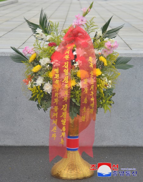 Floral Baskets to Statues of Great Leaders from Abroad