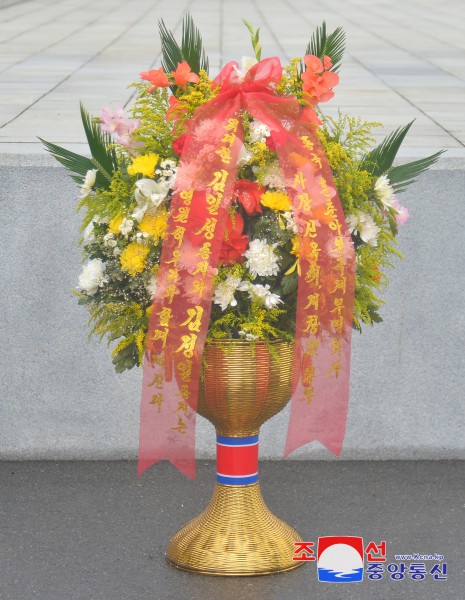 Floral Baskets to Statues of Great Leaders from Abroad