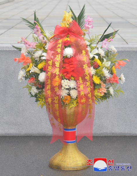 Floral Baskets to Statues of Great Leaders from Abroad