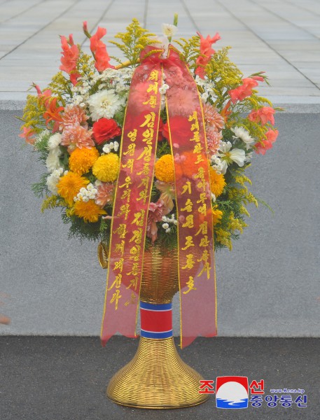 Floral Baskets to Statues of Great Leaders from Abroad