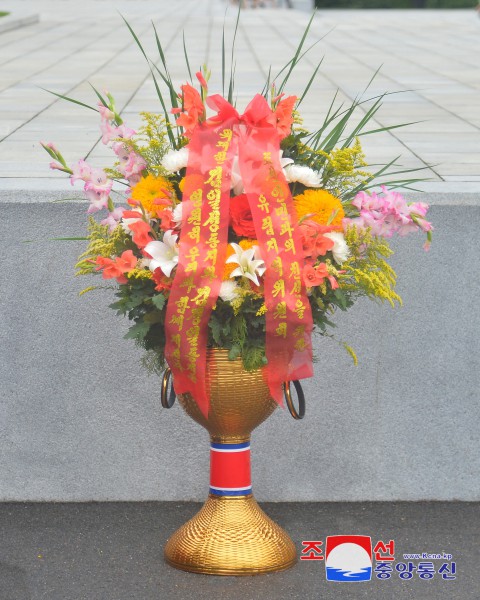 Floral Baskets to Statues of Great Leaders from Abroad