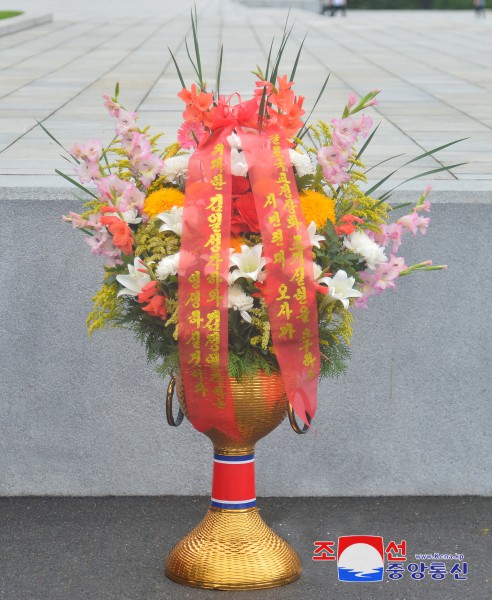 Floral Baskets to Statues of Great Leaders from Abroad