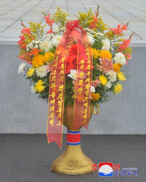 Floral Baskets to Statues of Great Leaders from Abroad