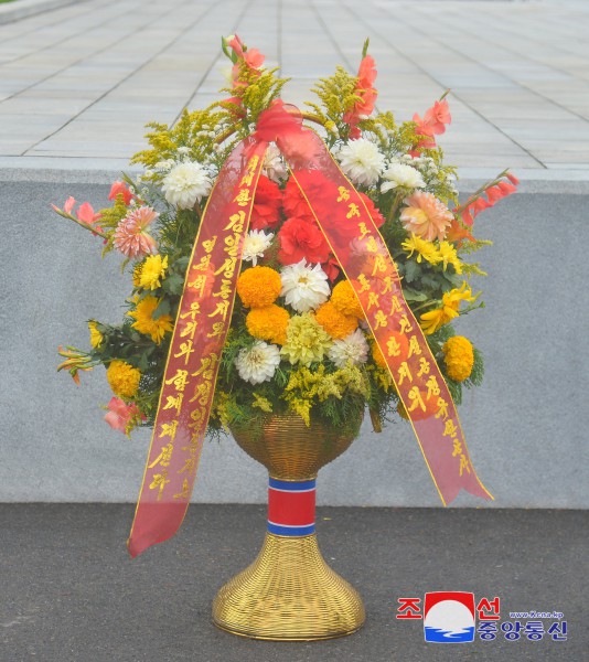 Floral Baskets to Statues of Great Leaders from Abroad