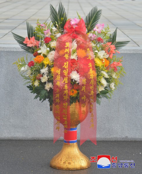 Floral Baskets to Statues of Great Leaders from Abroad