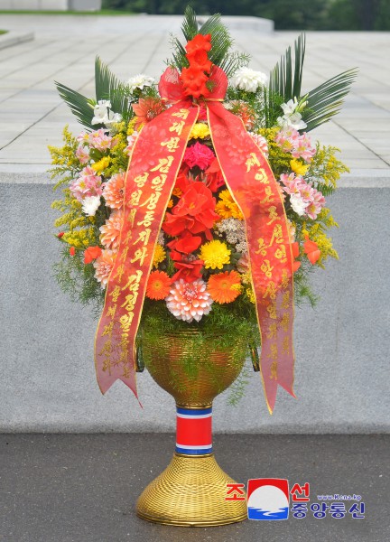 Floral Baskets to Statues of Great Leaders from Overseas Compatriots