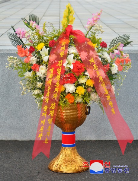 Floral Baskets to Statues of Great Leaders from Overseas Compatriots