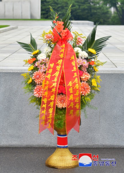 Floral Baskets to Statues of Great Leaders from Overseas Compatriots