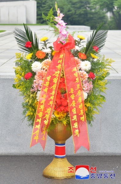 Floral Baskets to Statues of Great Leaders from Overseas Compatriots