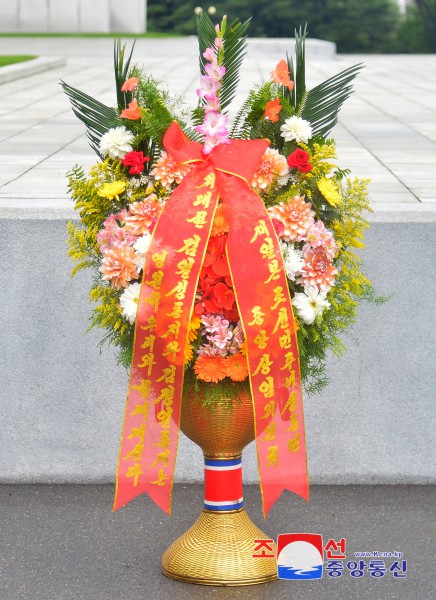 Floral Baskets to Statues of Great Leaders from Overseas Compatriots