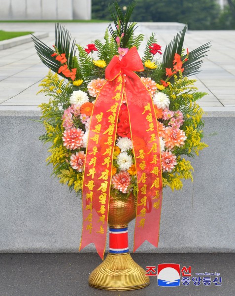 Floral Baskets to Statues of Great Leaders from Overseas Compatriots