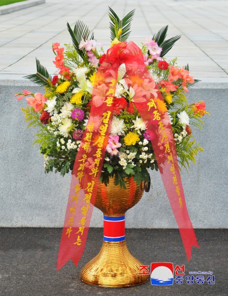 Floral Baskets to Statues of Great Leaders from Overseas Compatriots