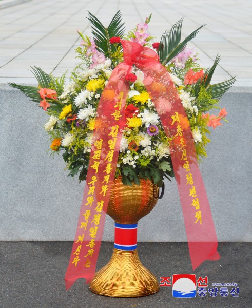 Floral Baskets to Statues of Great Leaders from Overseas Compatriots