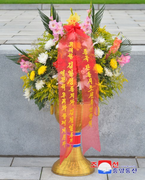 Floral Baskets to Statues of Great Leaders from Overseas Compatriots