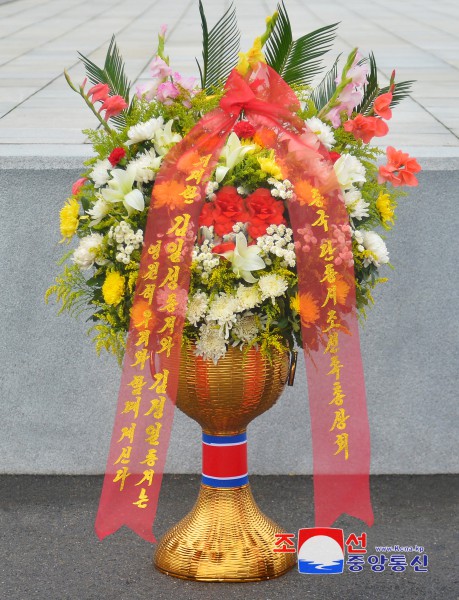 Floral Baskets to Statues of Great Leaders from Overseas Compatriots