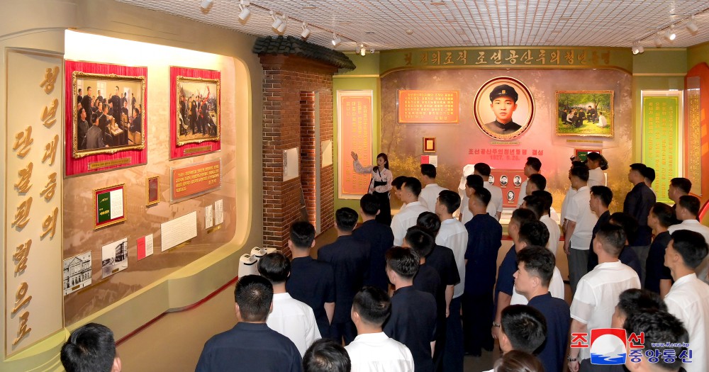 Youth League Officials Visit Youth Movement Museum