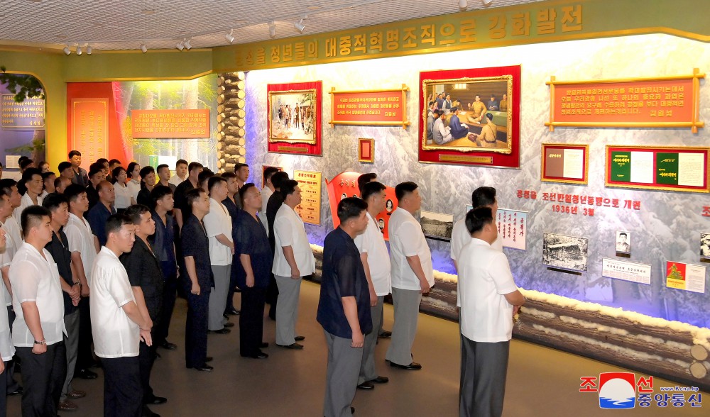 Youth League Officials Visit Youth Movement Museum