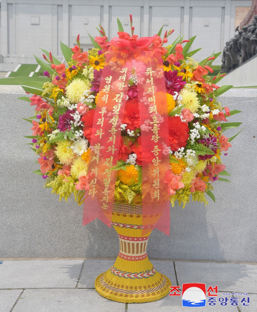 Floral Baskets to Statues of Great Leaders from Abroad