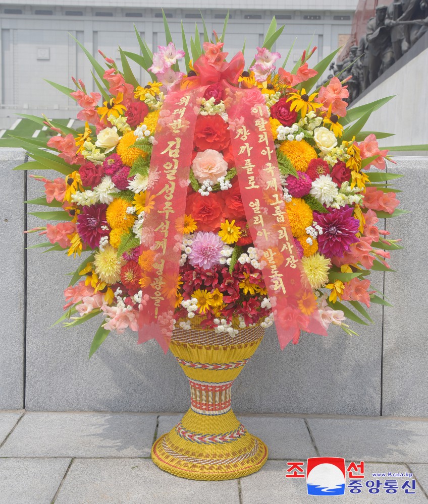 Floral Baskets to Statues of Great Leaders from Abroad