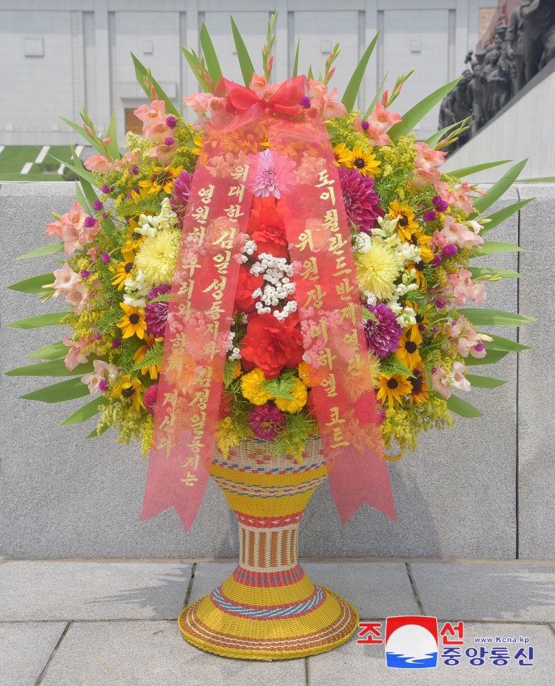 Floral Baskets to Statues of Great Leaders from Abroad