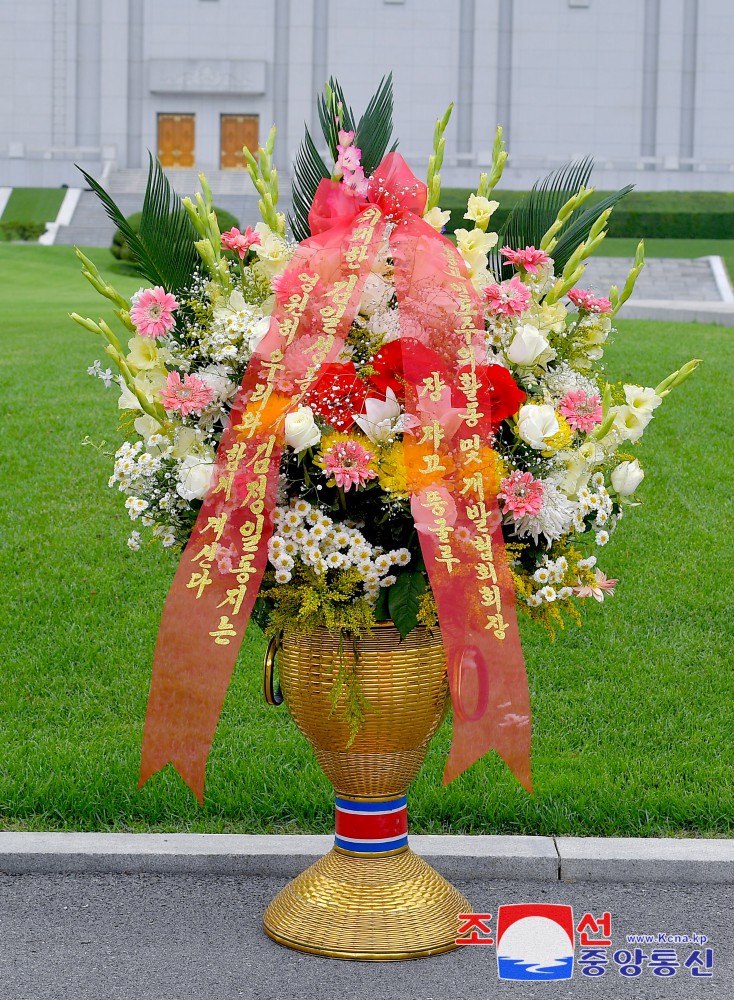 Floral Baskets to Statues of Great Leaders from Abroad