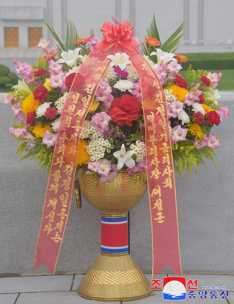 Floral Baskets to Statues of Great Leaders from Abroad