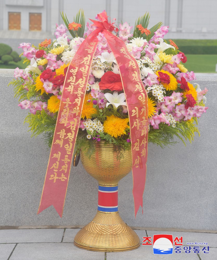 Floral Baskets to Statues of Great Leaders from Abroad