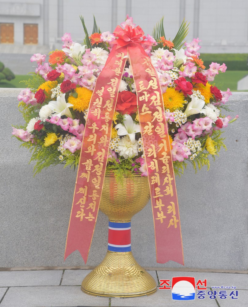 Floral Baskets to Statues of Great Leaders from Abroad