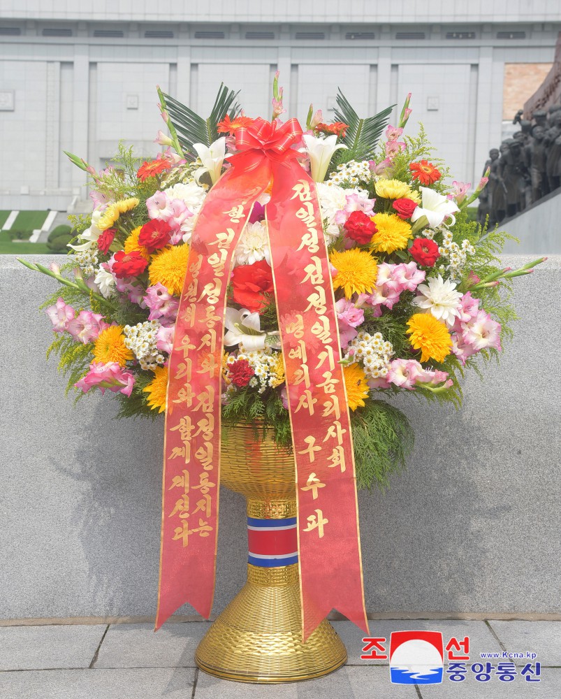 Floral Baskets to Statues of Great Leaders from Abroad