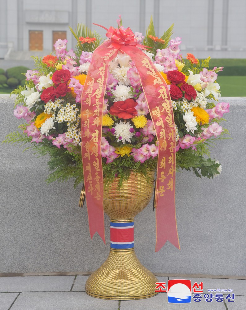 Floral Baskets to Statues of Great Leaders from Abroad