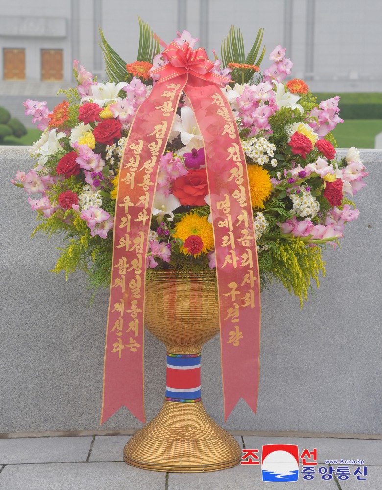 Floral Baskets to Statues of Great Leaders from Abroad