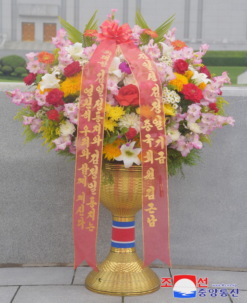 Floral Baskets to Statues of Great Leaders from Abroad