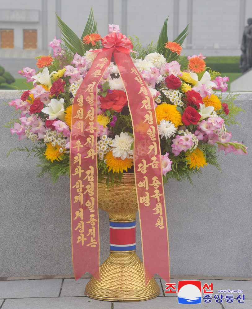 Floral Baskets to Statues of Great Leaders from Abroad